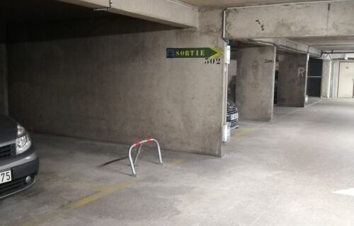 Parking sécurisé proche transports Paris 20