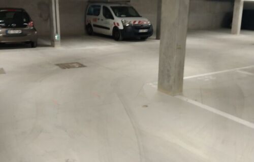 Place de parking à Stains