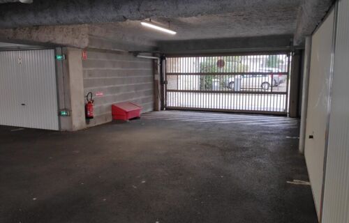 Loue place de parking/box/garde-meubles au centre-ville de Niort