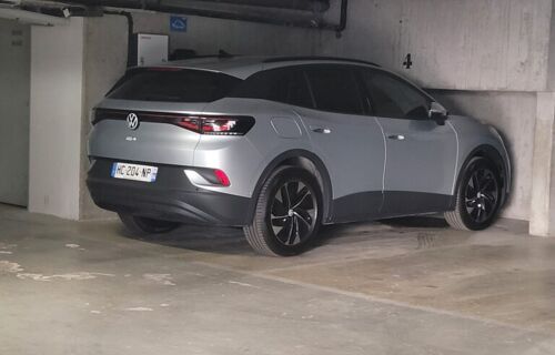 Parking Metro Le KB a 50 m. Borne éléctrique additionnelle