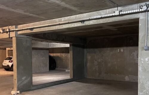 Grande place de parking 75020
