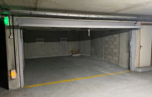 Parking "double box" intérieur avec porte dans quartier sécurisé