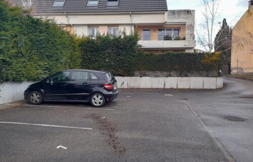 Loue place de parking extérieure à l'année