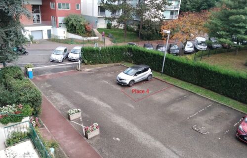parking extérieur éclairé la nuit