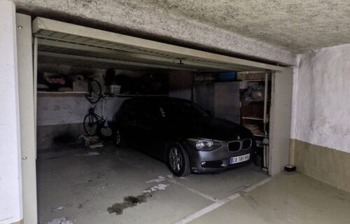 1/2 parking box Europe/St Lazare 8e