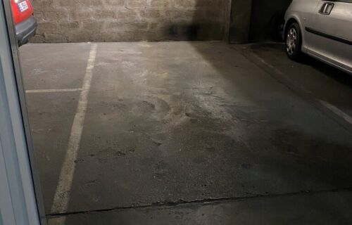 Place dans parking sécurisé - à louer
