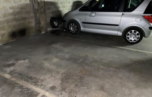 Place dans parking sécurisé - à louer