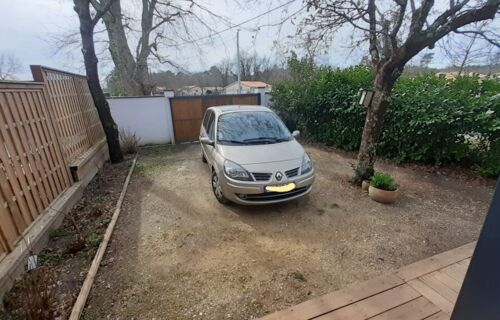 Place dans propriété privée avec portail.