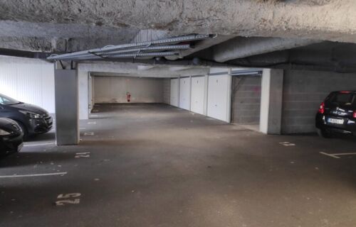 Loue place de parking/box/garde-meubles au centre-ville de Niort