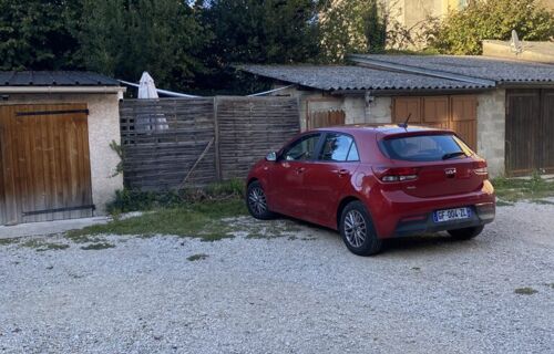 Parking extérieur dans une cour privée proche gare