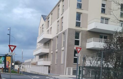 Place parking proche zone commerciale Pontault-Combault