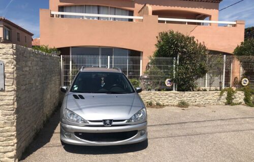 Place de parking en bord de mer.  5 min plage et port de Carro