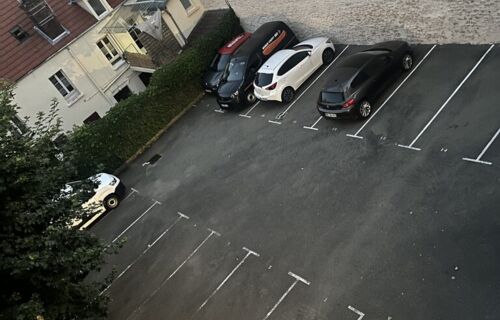 Parking en bas d’une residence