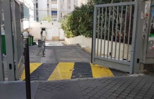 Parking moto dans box partagé fermé