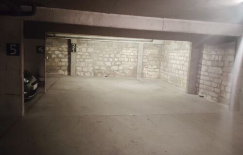 Parking 19e en sortie de Paris