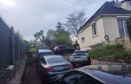 Parking privé sécurisé à 10 de l'aéroport- pas disponible jusqu'au 12/08