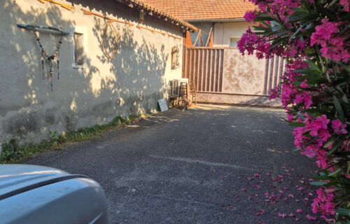 Parking sécurisé 650 mètres des Remparts.