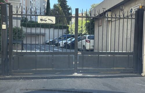 Place de parking sécurisé en sous sol avec bip ( 2 portail à passer ) à 8 minute à pied du vieux Nice