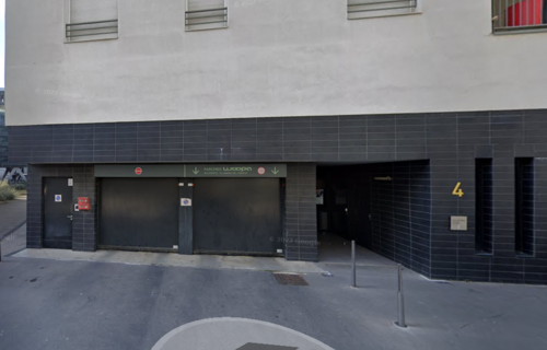 BOX garage au pied de la navette AEROPORT ,du tram gare lyon Part dieu et navette eurexpo