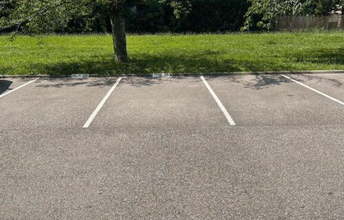 Place de parking proche aéroport /  Parking space near the airport