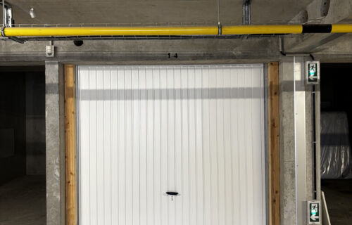 Garage fermé neuf - disponible immédiatement - éclairage & prise courant