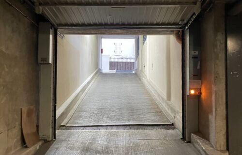 Grande place de parking 75020