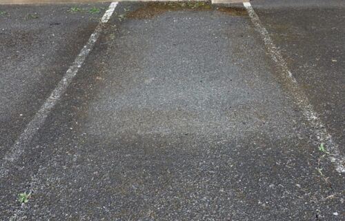 Place de parking à louer dans cour extérieure d’une résidence à SAINT GENES