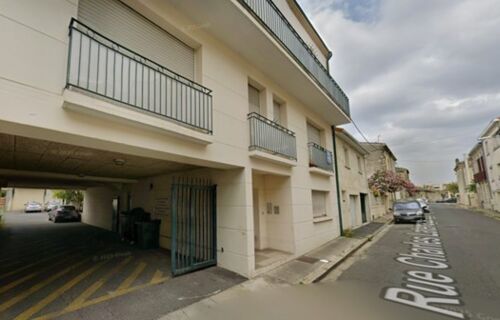 Place de parking à louer dans cour extérieure d’une résidence à SAINT GENES