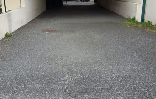 Place de parking à louer dans cour extérieure d’une résidence à SAINT GENES