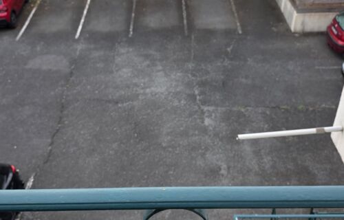 Place de parking à louer dans cour extérieure d’une résidence à SAINT GENES