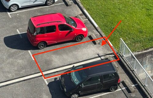Place de parking sécurisée à 2 min de la vieille ville – accès barrière